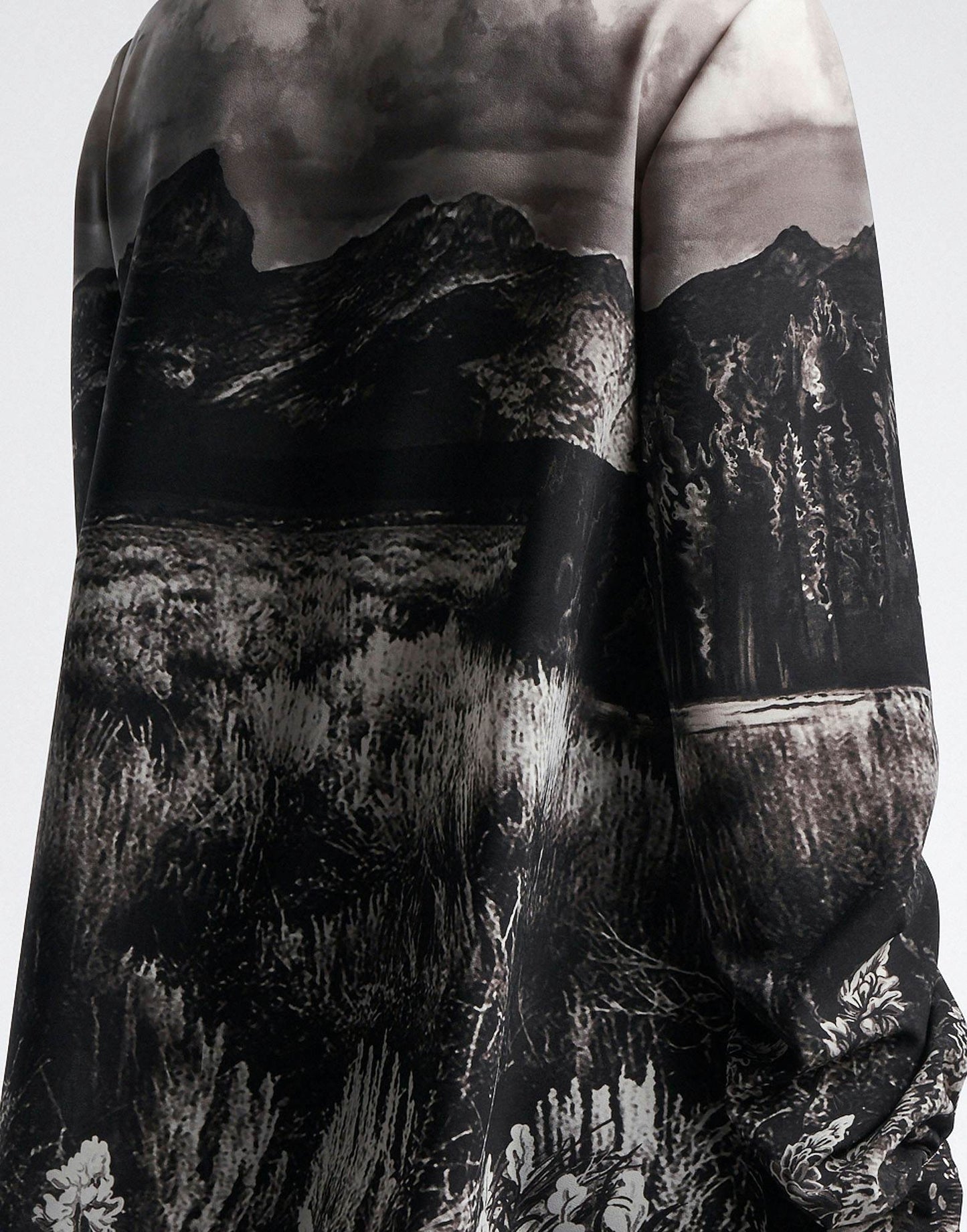 AMAZEMENT Stand Collar Blouse in Monocrome 'Wyoming' Landscape Print Crêpe