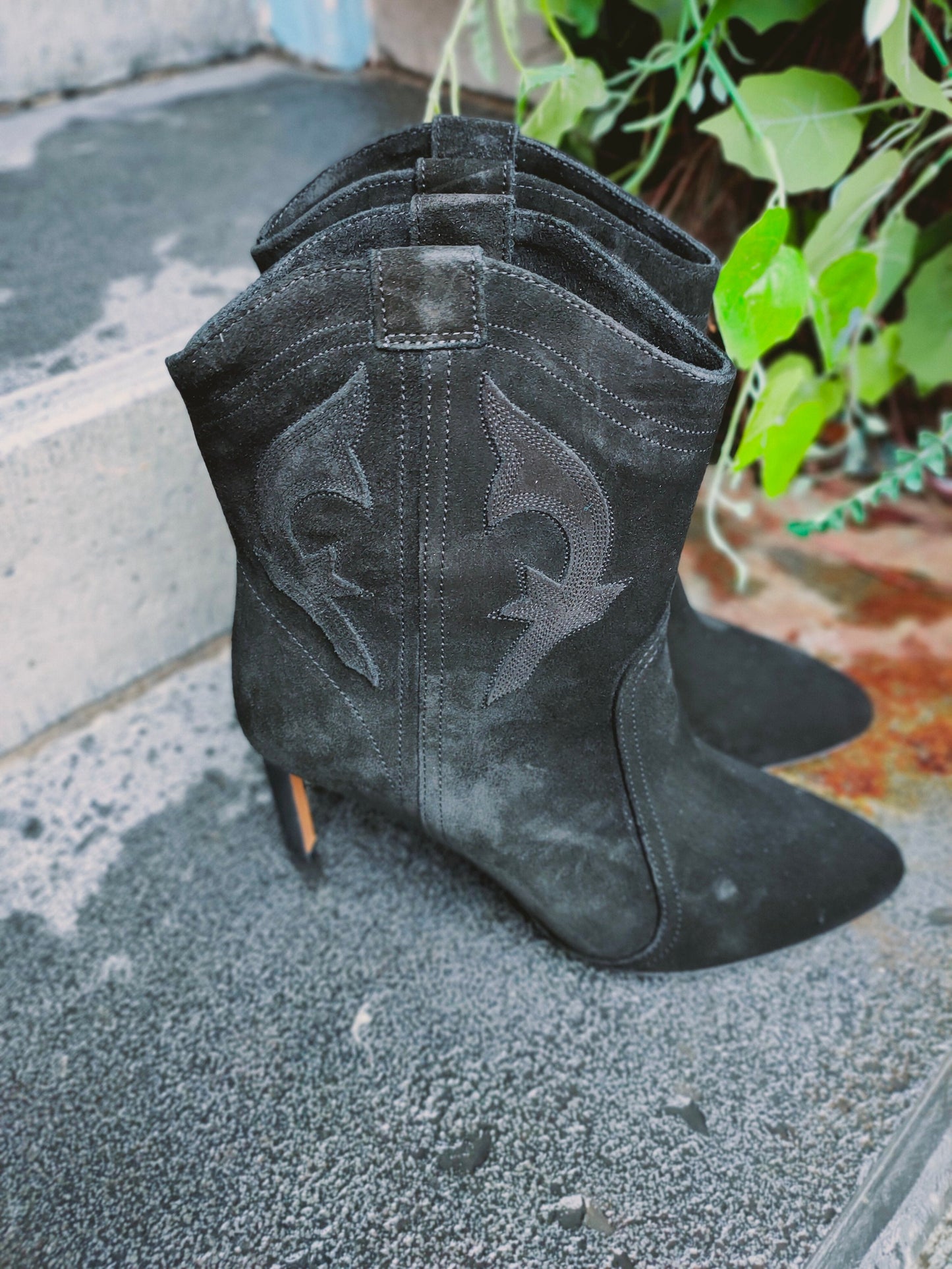 Caitlin Suede Boots Black